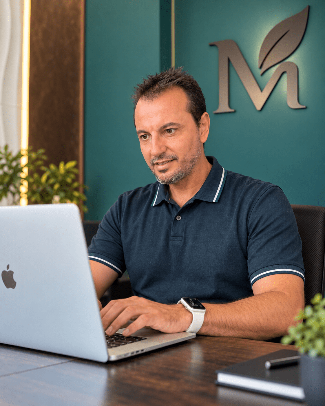 Manuel Castro trabajando en consulta nutricional online